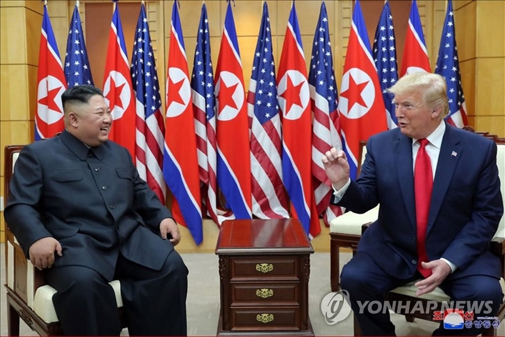 Tổng thống Mỹ Donald Trump và nhà lãnh đạo Triều Tiên Kim Jong-un gặp nhau ở Bàn Môn Điếm hôm 30/6.