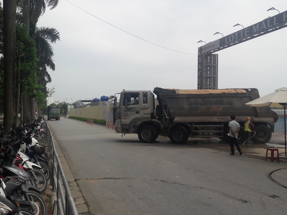 Nhiều xe trọng tải lớn ra vào công trường mặc dù đang trong giờ cấm.