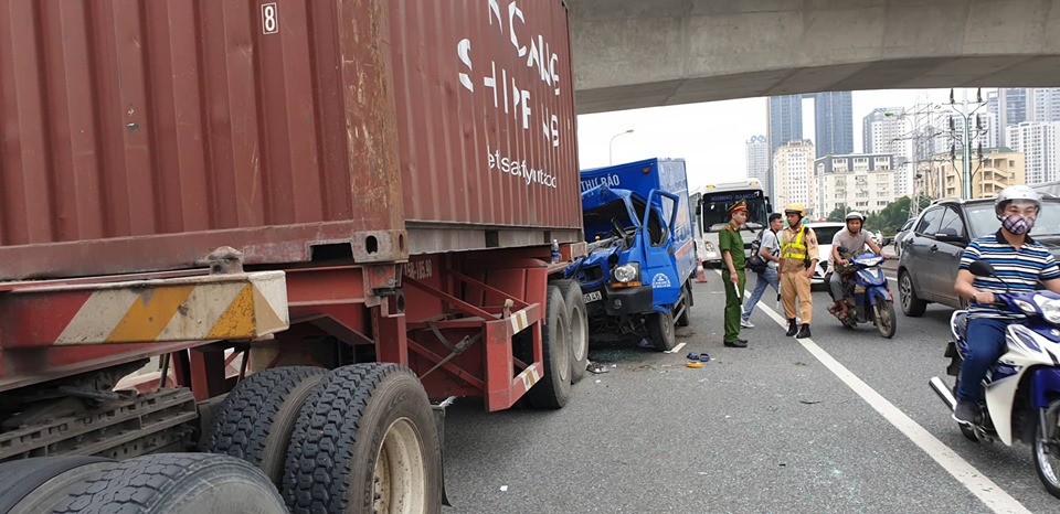Hiện trường vụ tai nạn xe thư báo húc đuôi container làm 1 người tử vong trên cầu vượt Mai Dịch.
