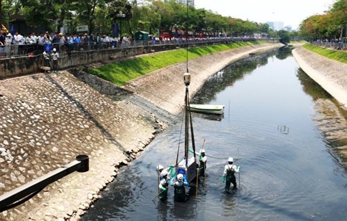 Các chuyên gia Nhật Bản lắp đặt máy làm sạch sông Tô Lịch.