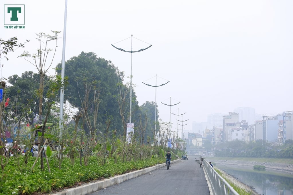 Con đường đi bộ ven sông Tô Lịch thu hút người dân Thủ đô.