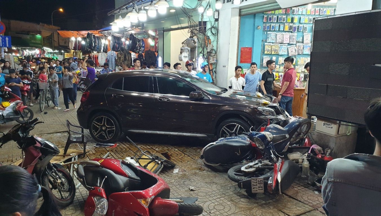 Hiện trường vụ nữ tài xế Mercedes đâm hàng loạt xe máy ở Sài Gòn.