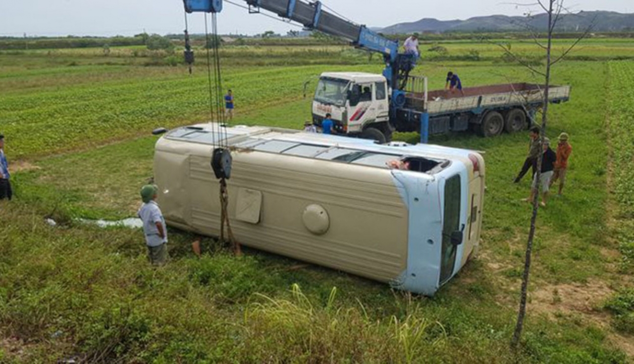 Hiện trường vụ tai nạn xe chở 20 công nhân lao xuống ruộng ở Nghệ An.