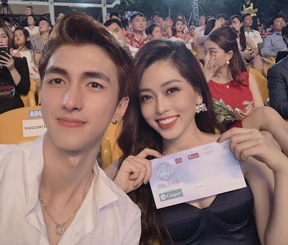 Bình Anh selfie cùng bạn gái - Á hậu Bùi Phương Nga khi đi xem các thí sinh dự thi Hoa hậu Thế giới Việt Nam. Anh viết: 