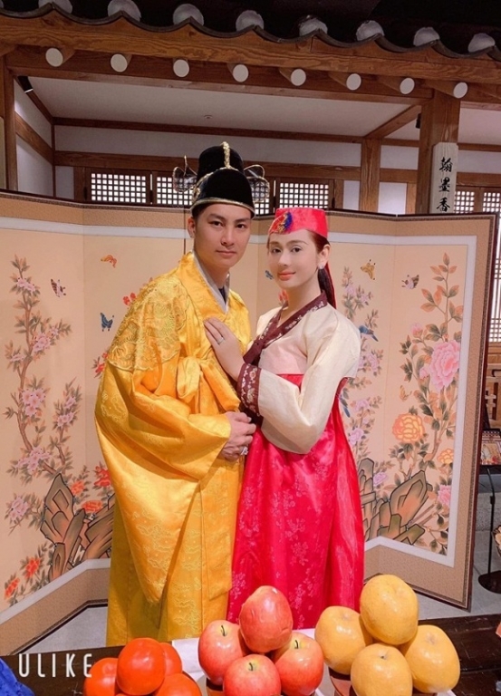 Vợ chồng Lâm Khánh Chi khoe ảnh mặc hanbok khi du lịch Hàn Quốc.    