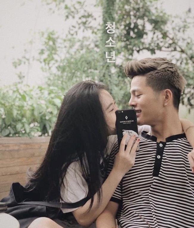 Quán quân The Voice Kids mùa đầu tiên - Quang Anh công khai bạn gái ở tuổi 18. Anh chia sẻ hình ảnh thân mật với người yêu kèm dòng trạng thái: 
