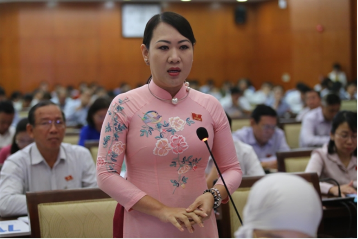 Đại biểu HĐND TP HCM Phan Thị Hồng Xuân với đề xuất trang bị lu chống ngập tại cuộc họp chiều 12/7.