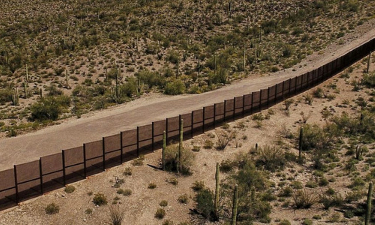 Một đoạn tường biên giới tại bang Arizona, gần nơi bé Gurupreet thiệt mạng. (Ảnh: CNN).