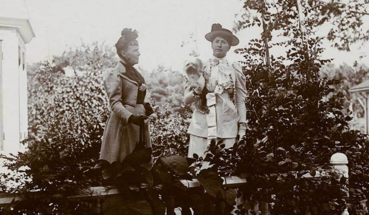 Rose Cleveland (trái) và Evangeline Simpson Whipple viết thư tình cho nhau trong hàng thập kỷ. Đây là bức ảnh duy nhất được biết đến chụp họ cùng nhau. (Ảnh: Hiệp hội Lịch sử Massachusetts).