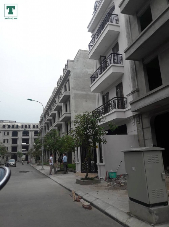 Hình ảnh nhếch nhác bên trong Green Park 319 Vĩnh Hưng khi các hộ dân chuyển đến hoàn thiện căn hộ.