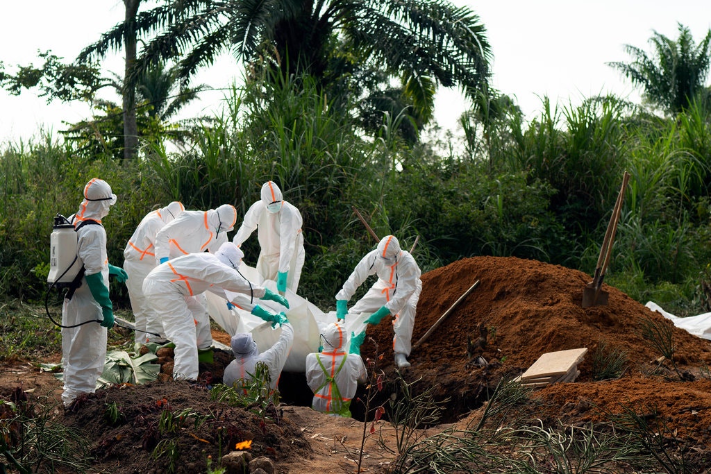 Một nạn nhân của dịch Ebola đang được chôn cất hôm 14/7 ở Congo.