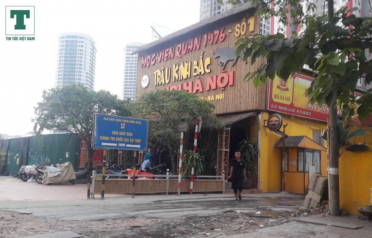 Nhà hàng Mộc Viên Quán số 1 Phạm Hùng vẫn hoạt động công khai sau thông báo cắt điện nước từ phường Dịch Vọng Hậu.