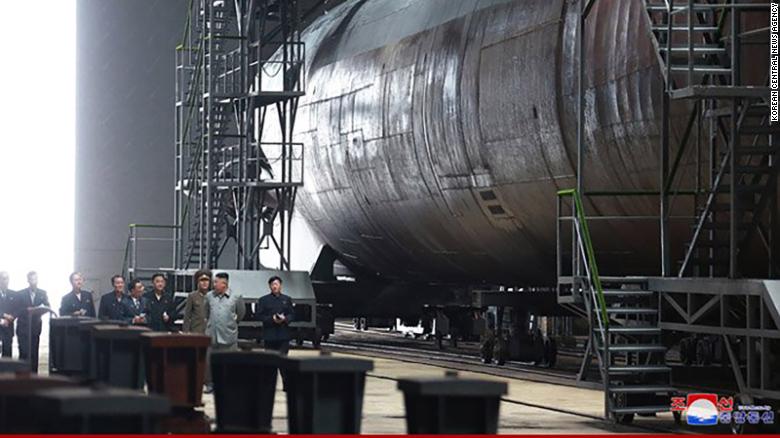Hình ảnh Chủ tịch Kim Jong-un của Triều Tiên bên cạnh một tàu ngầm được KCNA đăng tải ngày 23/7.