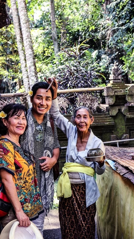 MC Nguyên Khang cùng mẹ đi du lịch Bali nhân dịp sinh nhật mình. 