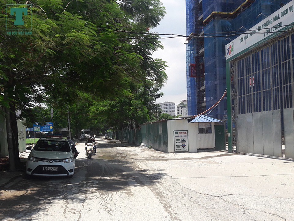 Cả một con đường đi từ Trần Thái Tông ra đường Thành Thái cổng trước công viên Cầu Giấy bị xe cộ phục vụ dự án cày nát khiến xuống cấp nghiêm trọng.