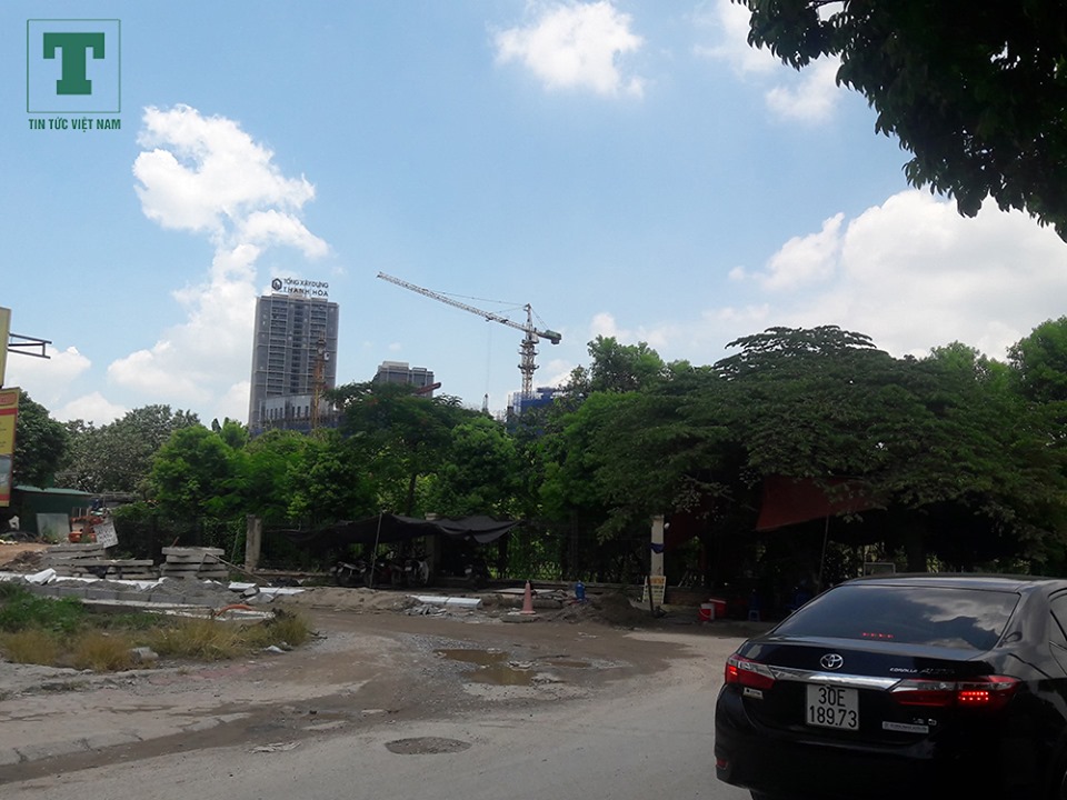 Cách đó không xa là một dự án cao tầng khác ở cuối đường Dương Đình Nghệ cạnh công viên Cầu Giấy cũng đang được gấp rút hoàn thiện.