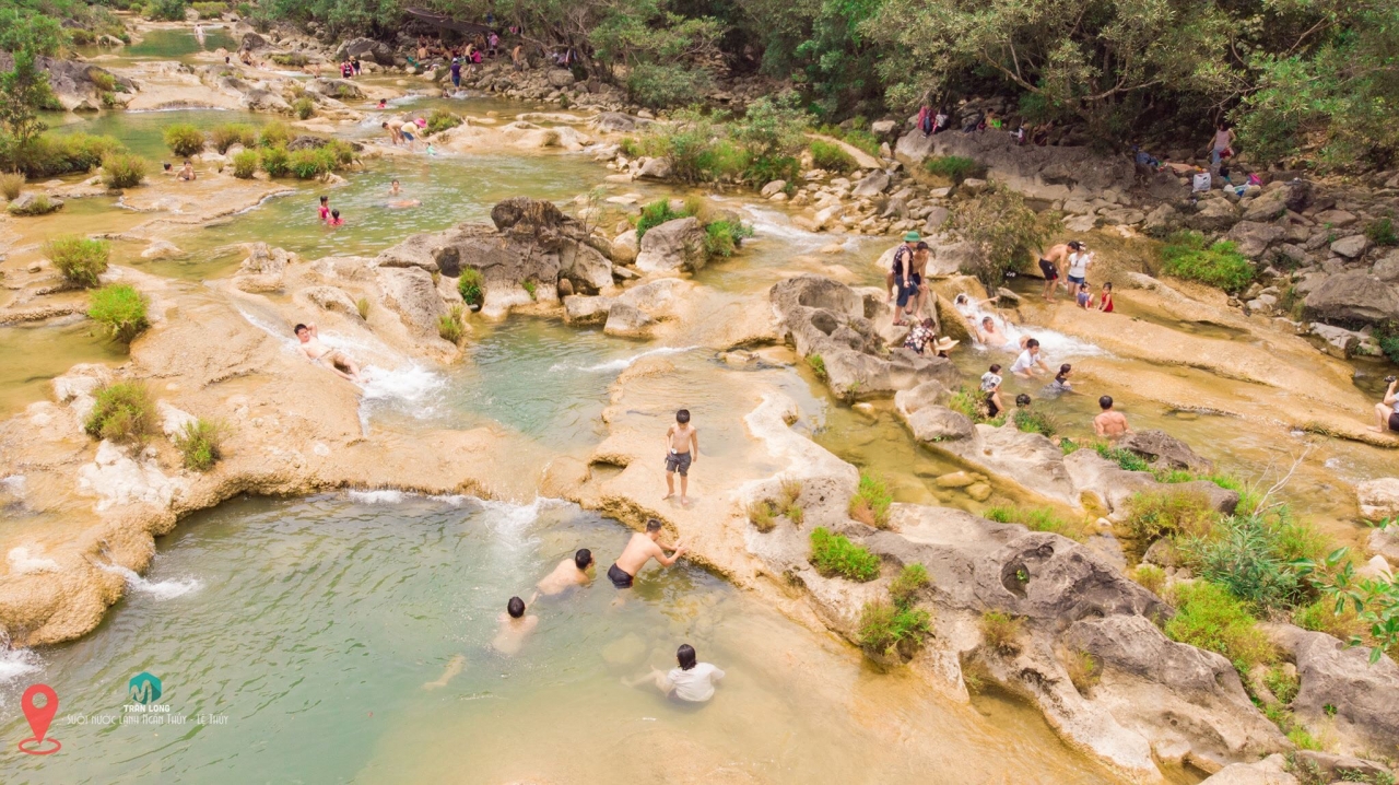 ngam-minh-trong-dong-nuoc-o-ha-long-thu-nho-cua-tinh-quang-binh