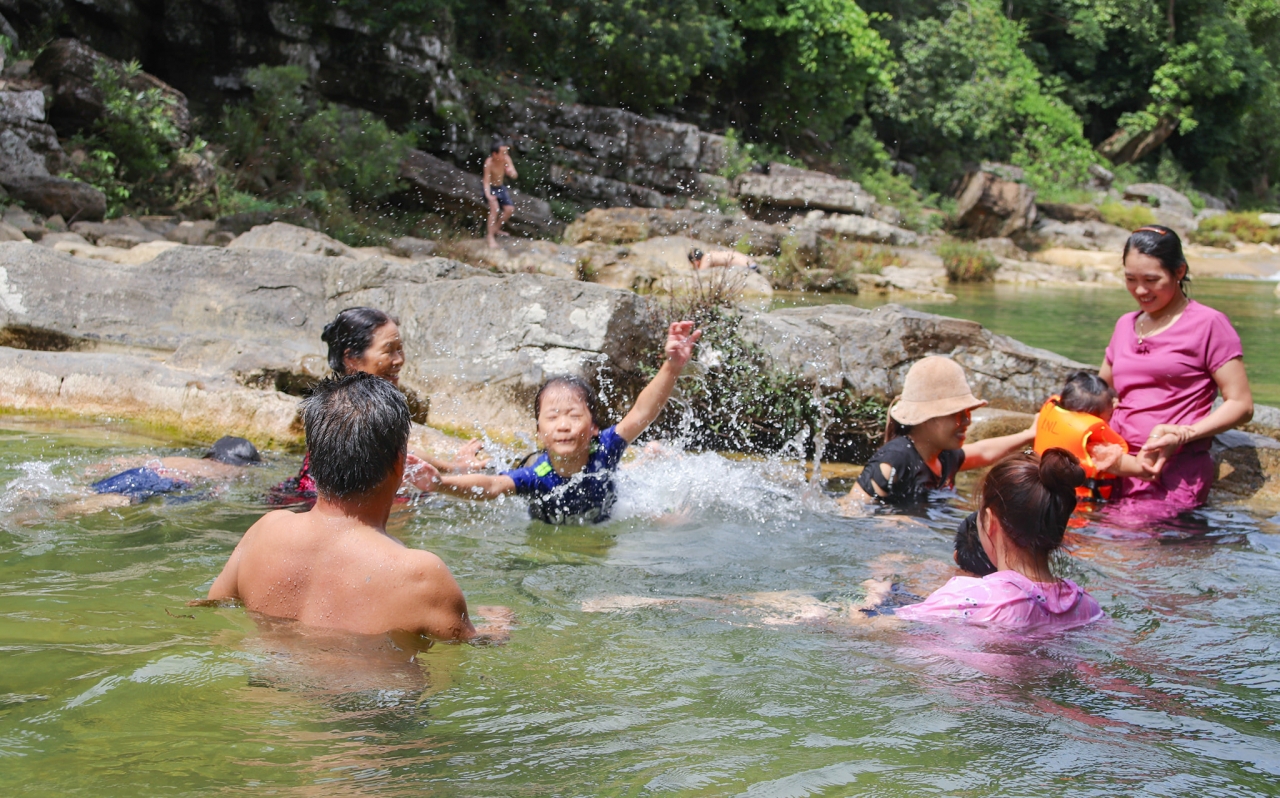 ngam-minh-trong-dong-nuoc-o-ha-long-thu-nho-cua-tinh-quang-binh