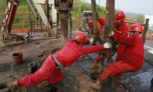 Công nhân PetroChina tại một mỏ dầu. Ảnh: Reuters.