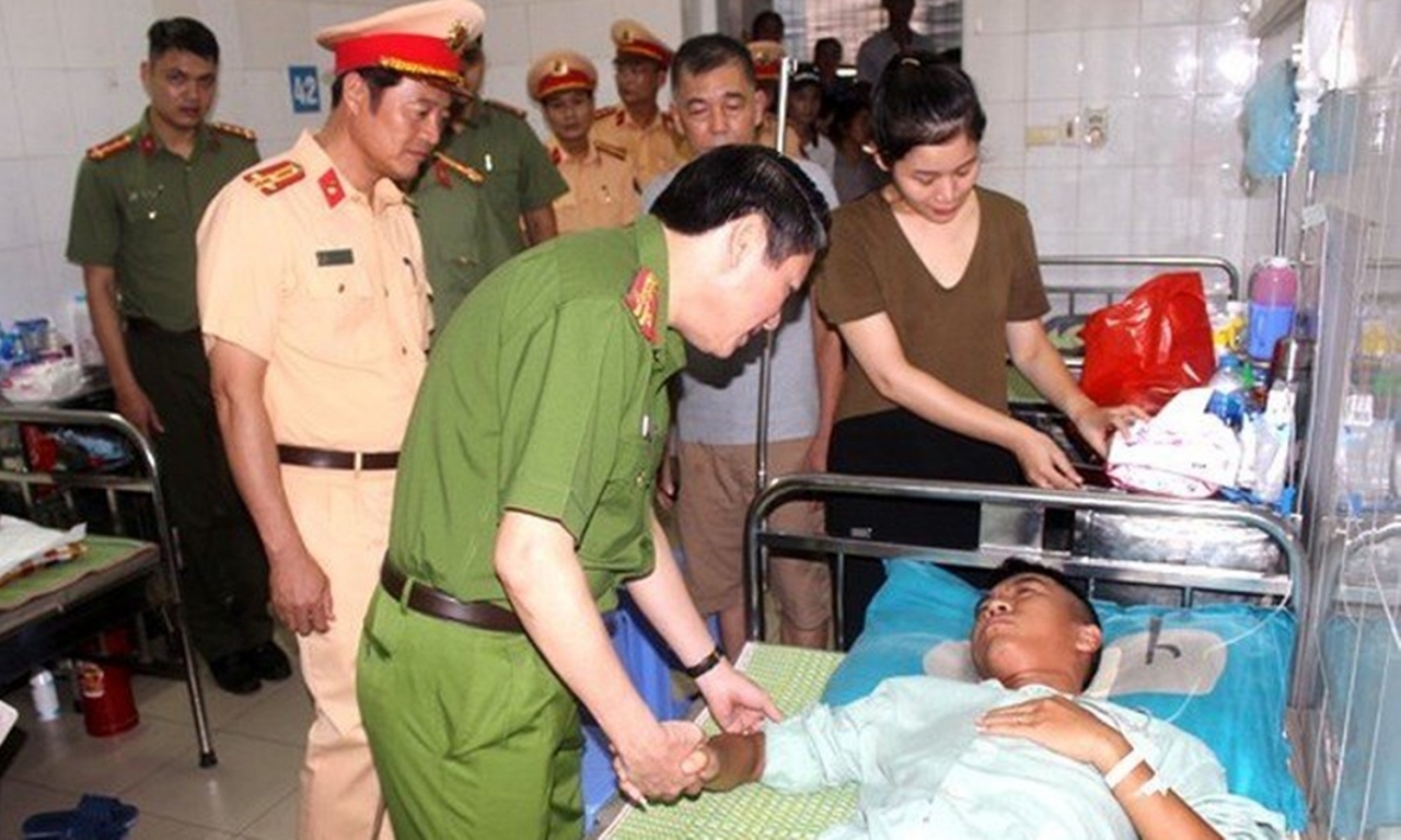 Lãnh đạo Công an TP Hà Nội đến hỏi thăm sức khoẻ Đại uý CSGT bị người vi phạm 