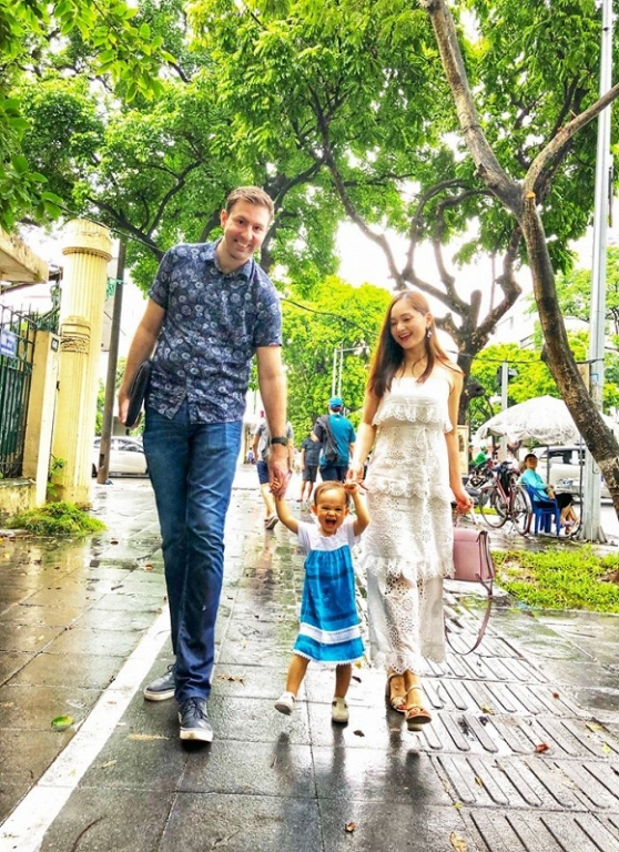 Lan Phương cùng chồng con dạo phố Hà Nội. 