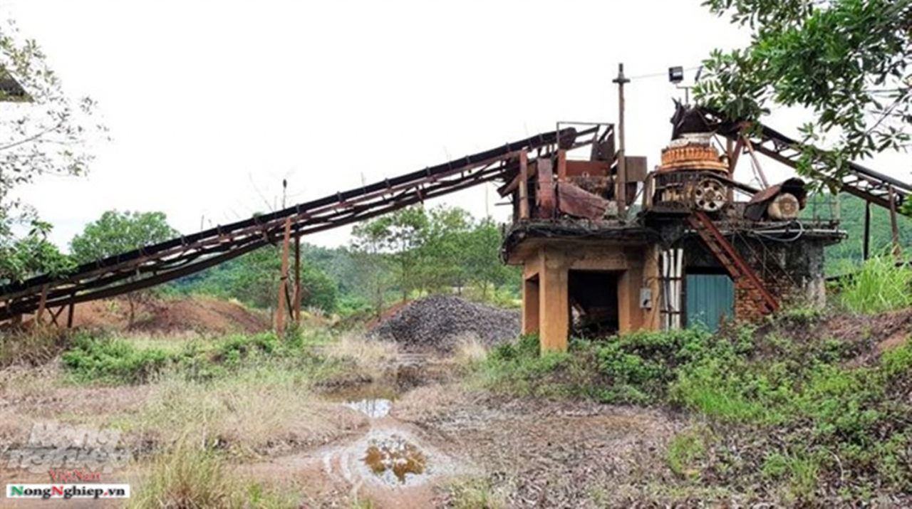 Hàng tấn quặng sắt cùng thiết bị máy móc bỏ hoang phế tại Công ty CP Gang thép Hà Tĩnh. (Ảnh: Nông Nghiệp Việt Nam).