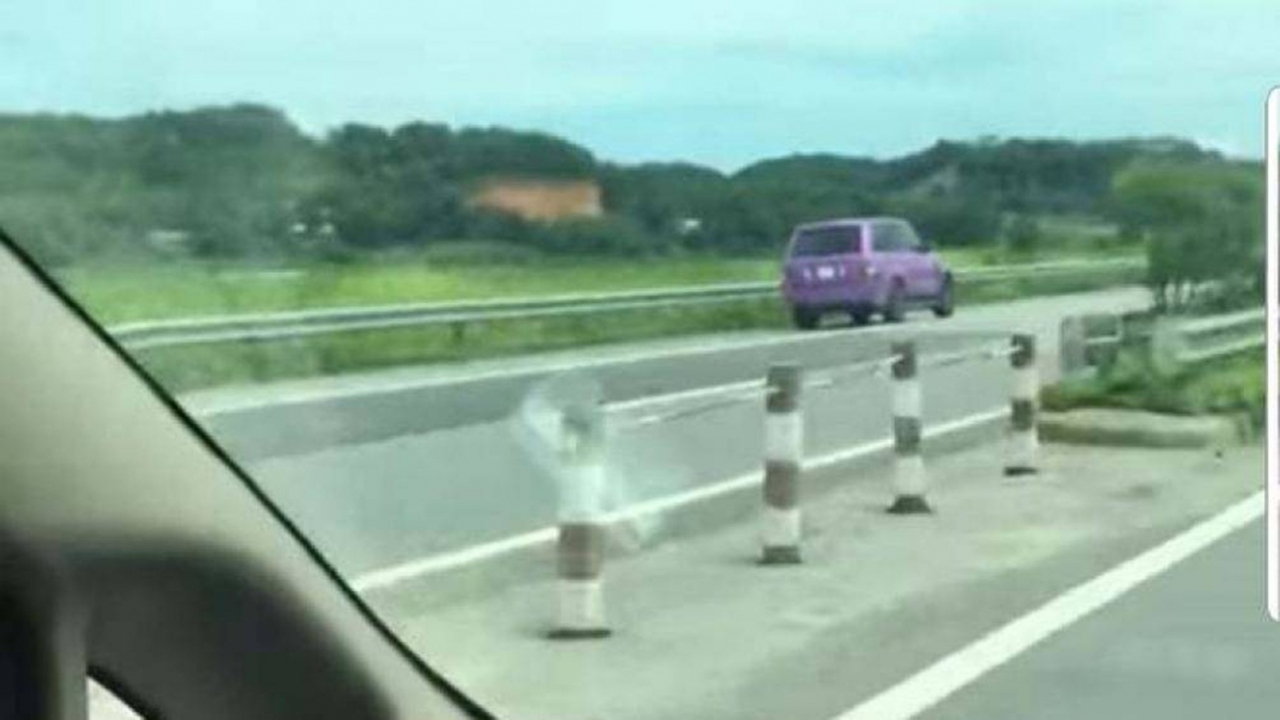 Hình ảnh chiếc xe Range Rover màu tím chạy ngược chiều trên cao tốc Hà Nội - Lào Cai.