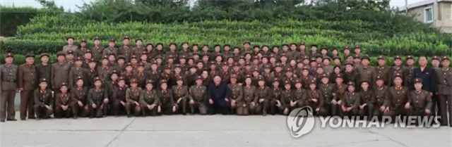 Ông Kim Jong-un phong hàm quân đội cho hơn 100 nhà khoa học quốc phòng