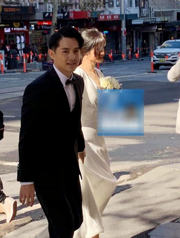 Mới đây hình ảnh Đông Nhi và Ông Cao Thắng mặc đồ cô dâu - chú rể được chia sẻ trên mạng xã hội. Theo thông tin, cặp uyên ương chụp hình cưới trên đường phố Sydney, Australia. 