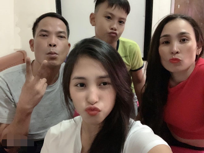 Hoa hậu Tiểu Vy đăng ảnh bên gia đình cùng tâm sự xúc động: 