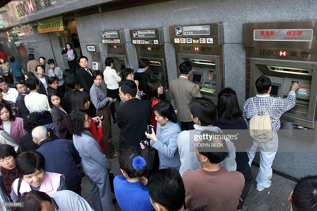 Người dân Hong Kong xếp hành rút tiền tại các cây ATM.