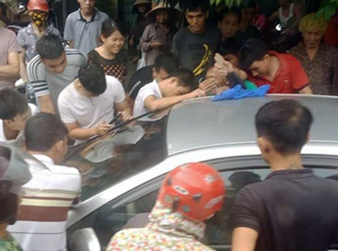 Hình ảnh cuộc giải cứu bé trai mắc kẹt trên ô tô ở Quảng Ninh. (Ảnh: Cắt từ clip).
