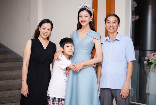 Hoa hậu Lương Thùy Linh hội ngộ bên bố mẹ và em trai tại quê nhà Cao Bằng. Sau nửa tháng tất bật với các lịch trình của Tân hoa hậu, người đẹp mới có dịp trở về quê hương. 