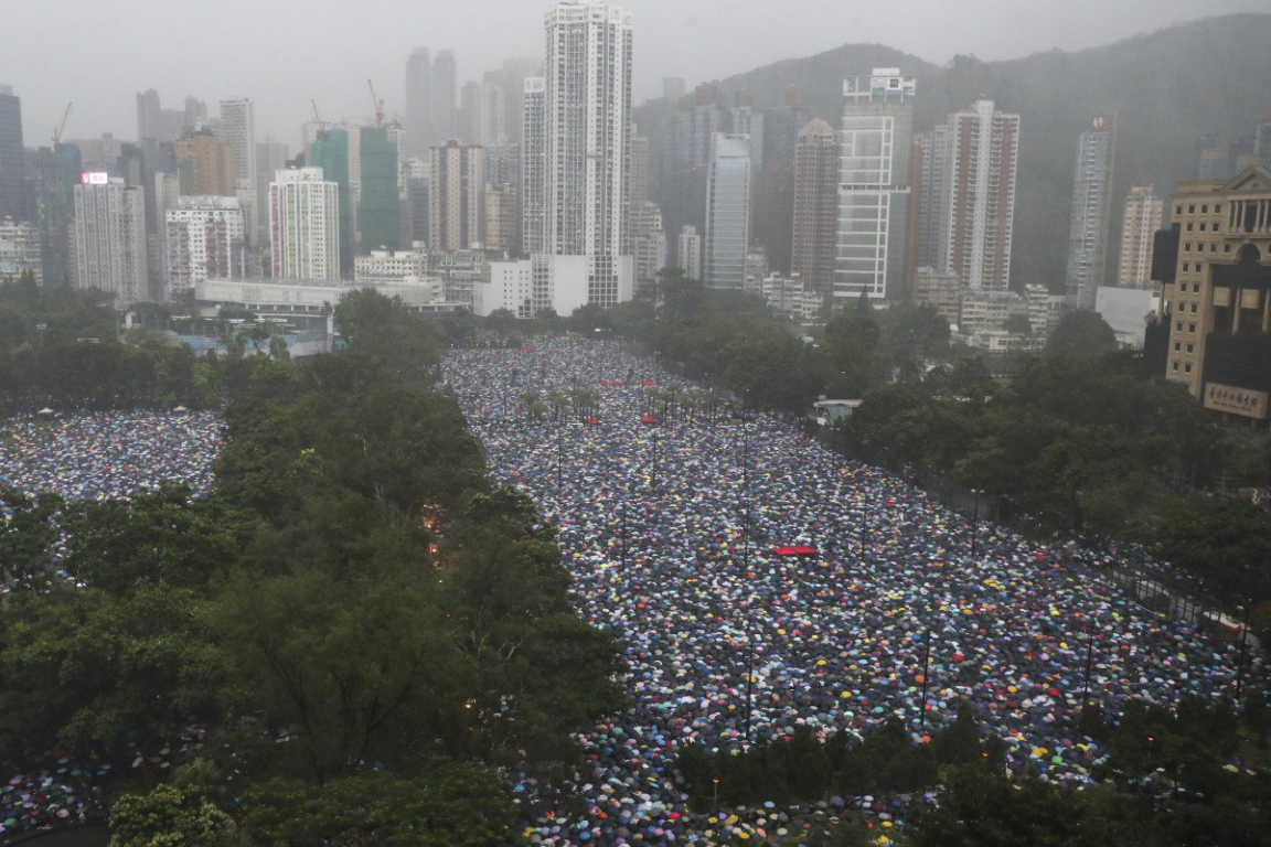 1,7 triệu người Hong Kong đã diễu hành hòa bình ngày 18/8 bất chấp trời mưa.