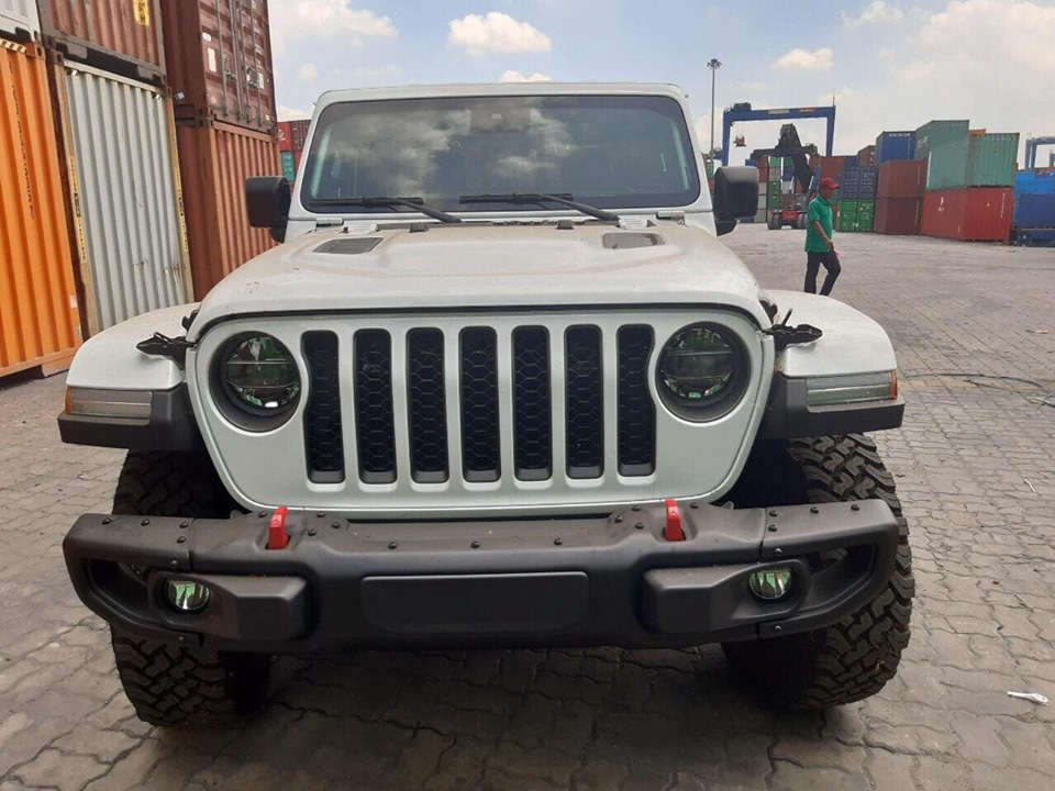 hang-doc-jeep-gladiator-2020-dau-tien-ve-viet-nam-ban-tai-ngang-co-ford-ranger-nhung-gia-dat-hon-f-150