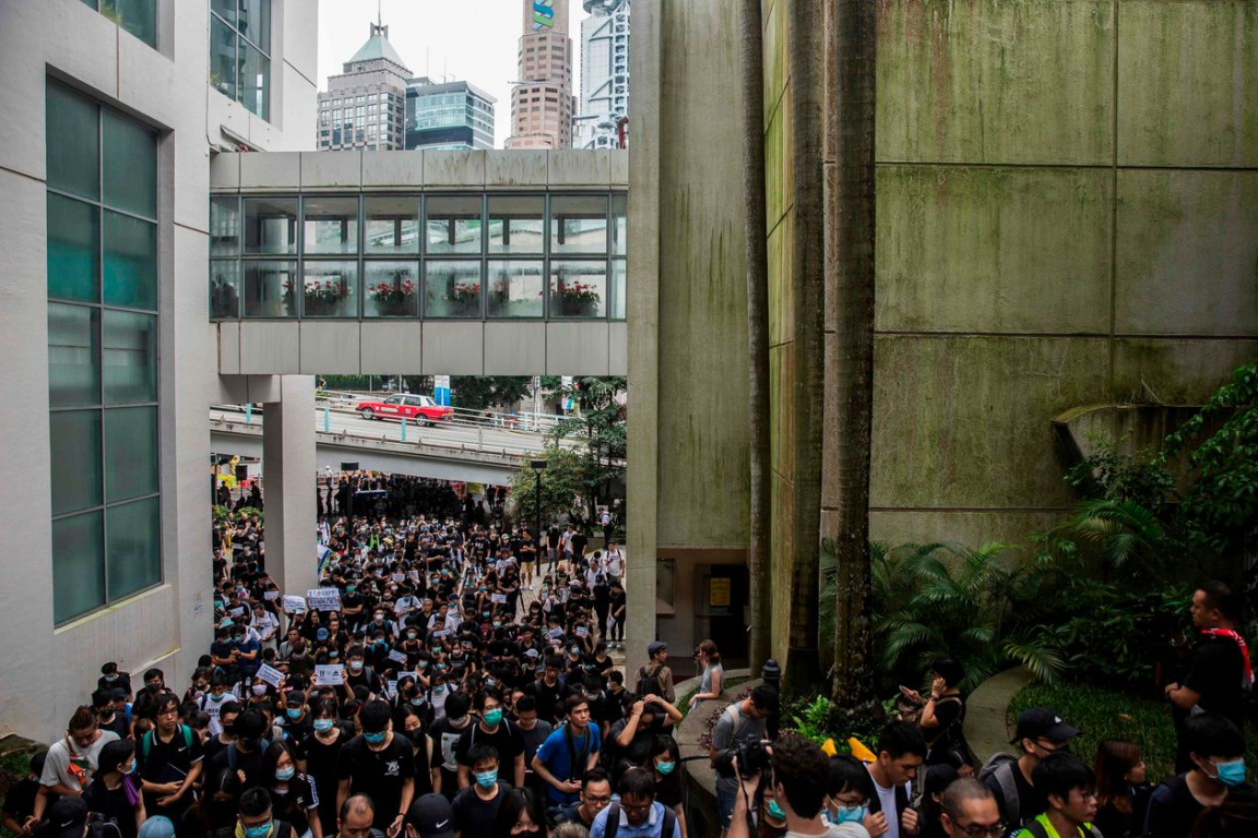 Những người biểu tình đang di chuyển ở Lãnh sự quán Anh ở Hong Kong hồi tháng 6/2019.