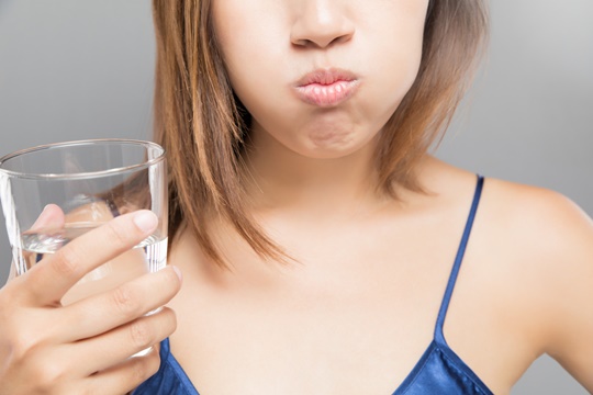 Súc miệng nước muối có chữa được đau họng không?