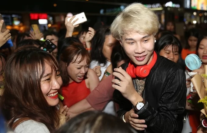 Tối ngày 20/8, Jack và K-ICM trở về Việt Nam sau chuyến lưu diễn tại sự kiện Incheon International Single-Media Festival ở Hàn Quốc. Dù có mặt tại sân bay Tân Sơn Nhất khá mạn nhưng cả hai nam ca sĩ trẻ vẫn được fan hâm mộ chào đón nồng nhiệt. 