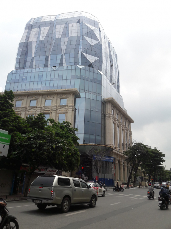 Tòa nhà của Tập đoàn vàng bạc đá quý DOJI làm chủ đầu tư xây dựng gần 10 năm nhưng vẫn chưa xong.