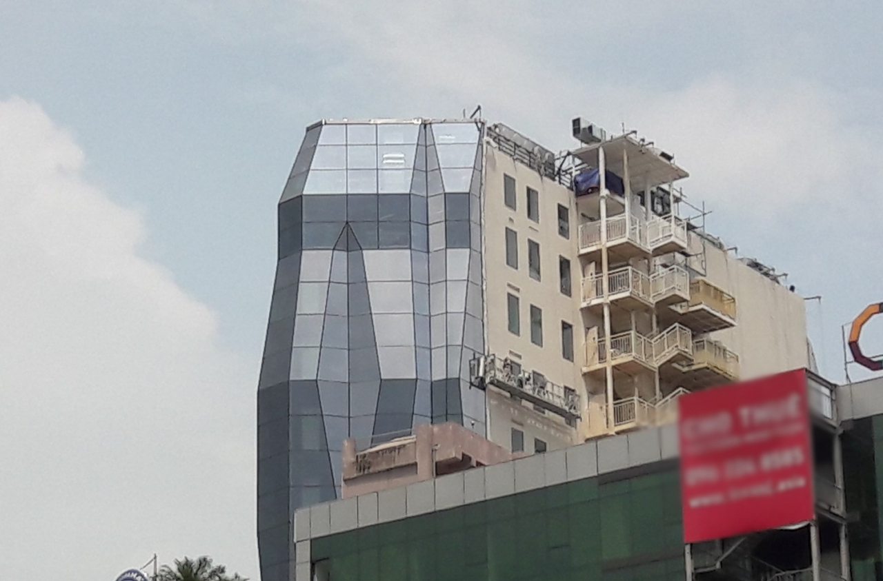 Nhìn tòa nhà với tổ hợp gương kính khiến nhiều người cảm thấy nóng bức dù mặt trời chưa lên cao. 