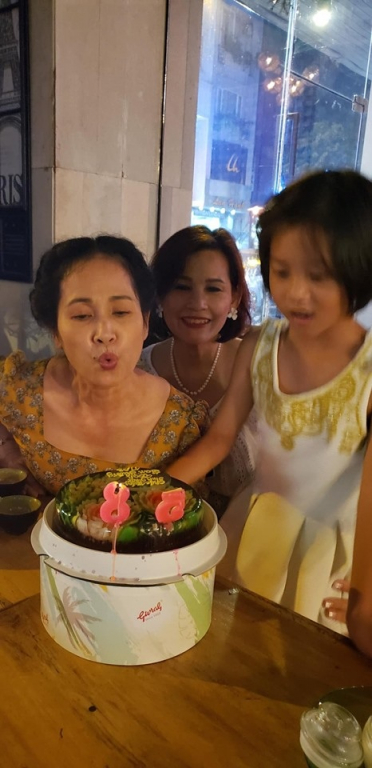 Nghệ sĩ Lan Hương thổi bánh sinh nhật tại TP.HCM. 