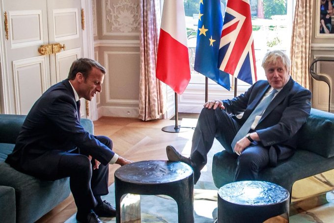 Thủ tướng Anh đặt chân lên bàn khi nói chuyện với Tổng thống Pháp