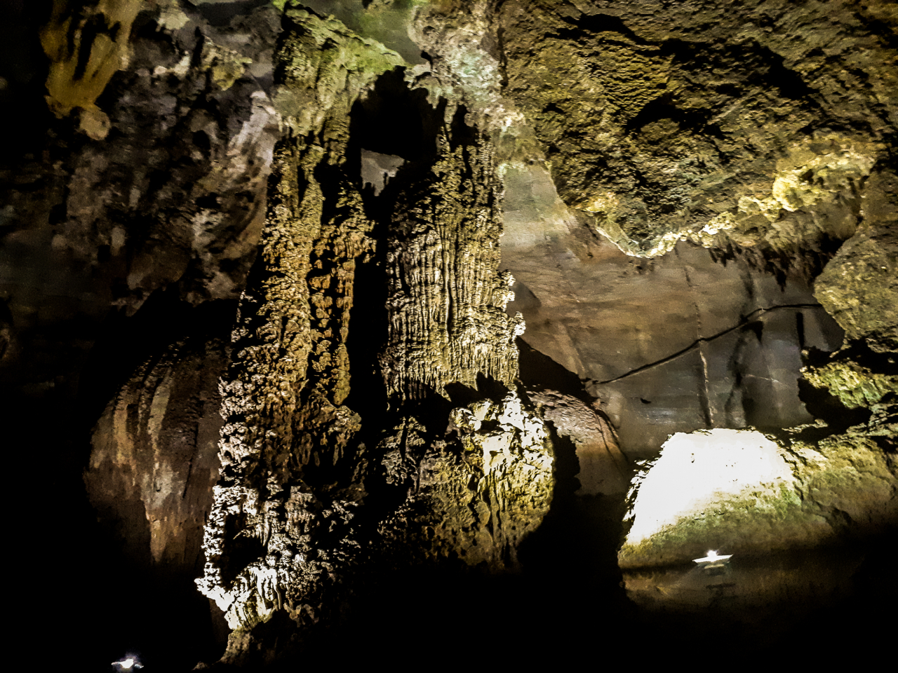 kham-pha-ve-trang-le-ben-trong-dong-uot-lon-nhat-the-gioi