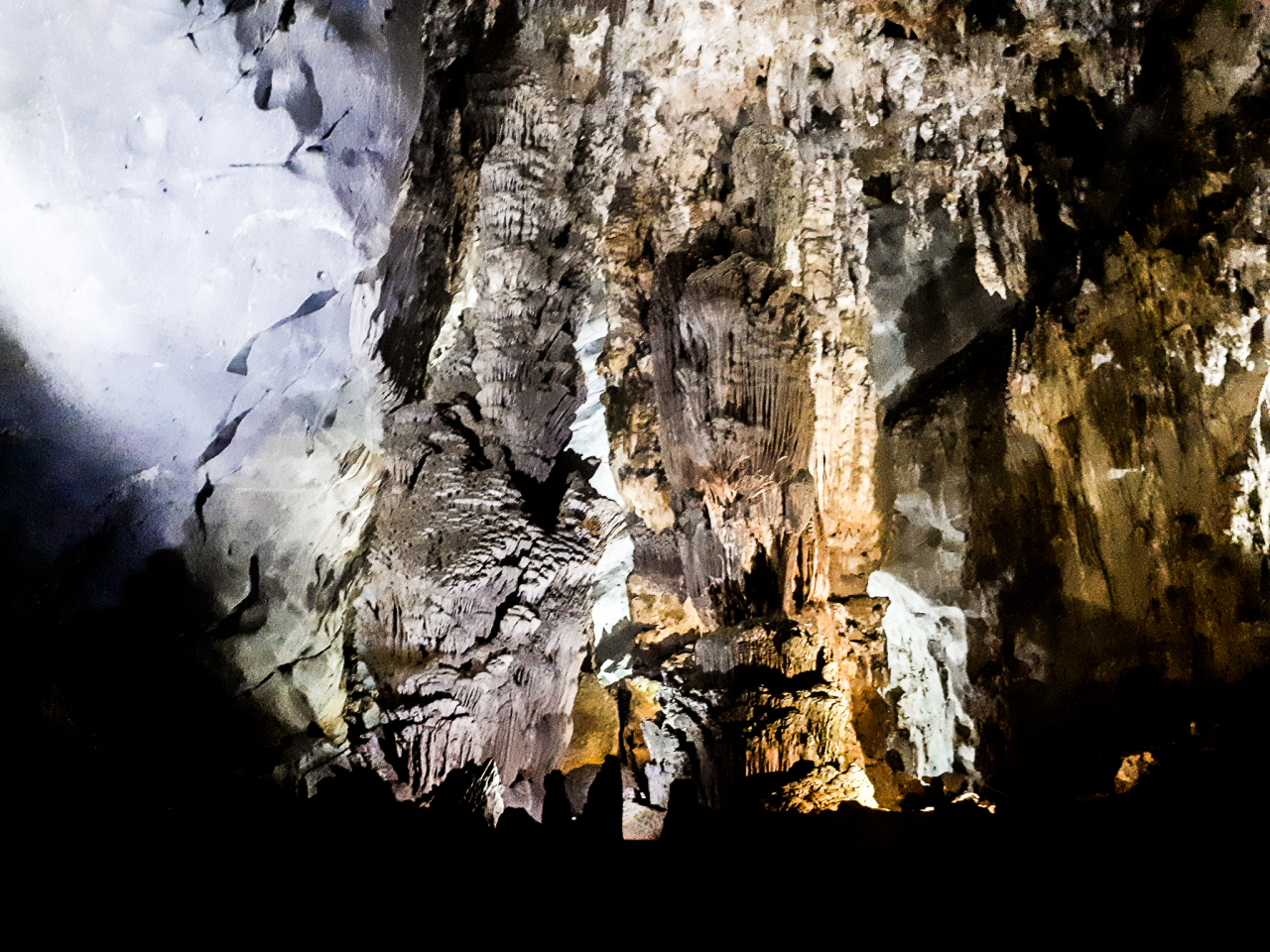 kham-pha-ve-trang-le-ben-trong-dong-uot-lon-nhat-the-gioi