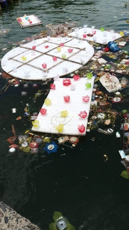Xôn xao quanh chuyện '30.000 hoa đăng thả xuống vịnh Lan Hạ gây ô nhiễm'