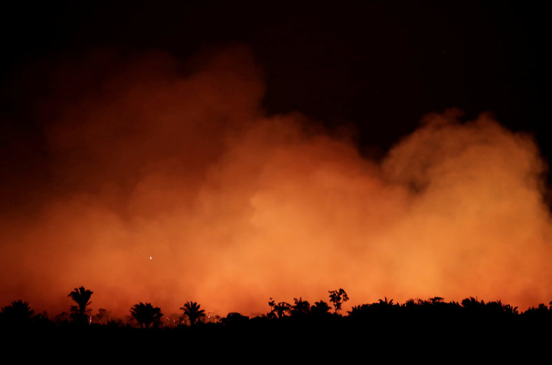 Những cuộn khói và lửa bốc lên từ vụ cháy rừng Amazon gần Humaita, Brazil hô, 17/8.