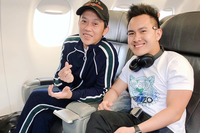 Hồi tháng 5, Hoài Linh còn cùng con trai Thành Vinh đến Mỹ nghỉ dưỡng. Hình ảnh thư thái của nam danh hài nổi tiếng sau chuỗi thời gian làm nghề khiến người hâm mộ yên tâm. 