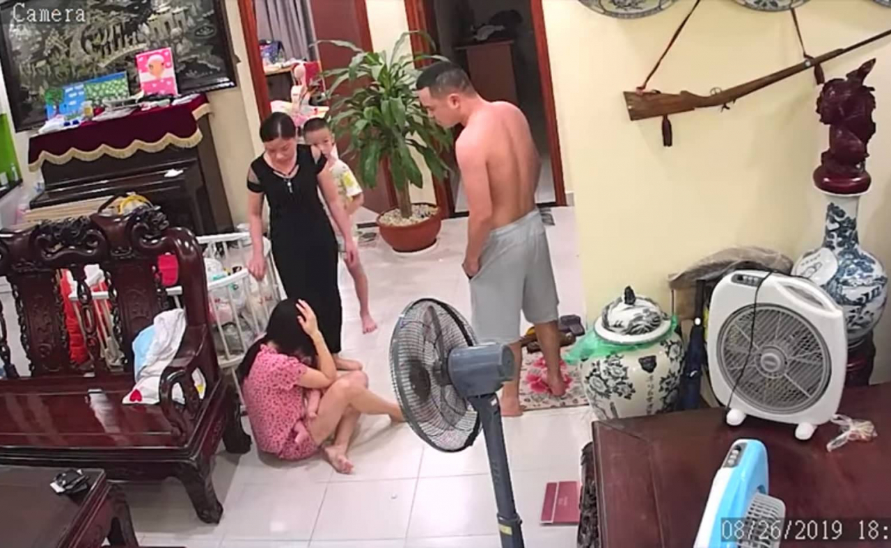 Hình ảnh võ sư đánh vợ trước mặt con nhỏ và người giúp việc. (Ảnh: Cắt từ clip).