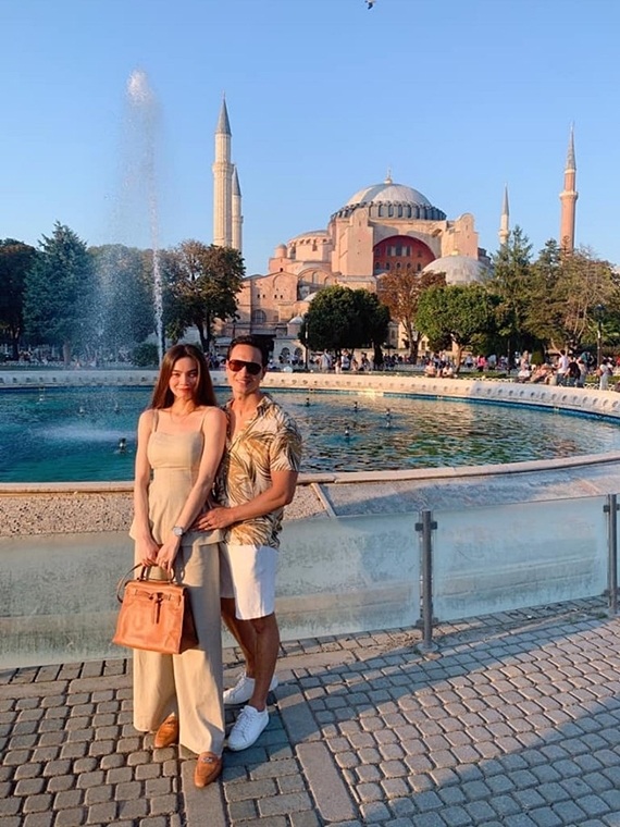 Hồ Ngọc Hà và Kim Lý cùng đi du lịch châu Âu. Bức hình trên được chụp tại thủ đô Istanbul, Thổ Nhĩ Kỳ. Trong ảnh, Kim Lý ôm eo bạn gái hết sức tình tứ. 