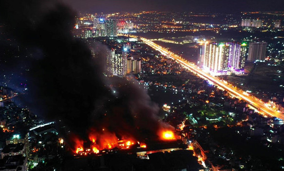 Hình ảnh đám cháy nhà máy Rạng Đông nhìn từ trên cao. (Ảnh: Zing.vn).